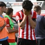 Futbolistas del Bilbao Athletic muestran su desolación cuando el domingo se certificó el descenso del filial rojiblanco a Segunda RFEF.