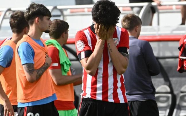 Futbolistas del Bilbao Athletic muestran su desolación cuando el domingo se certificó el descenso del filial rojiblanco a Segunda RFEF. Futbolistas del Bilbao Athletic muestran su desolación cuando el domingo se certificó el descenso del filial rojiblanco a Segunda RFEF.