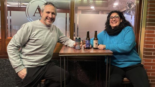 Ibai Labaien y Eneritz Chavarri posan con algunas de las cervezas Higer Beer que han elaborado en los últimos años.