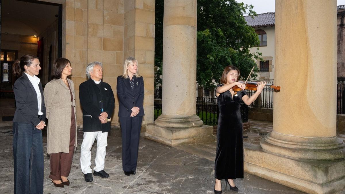 La violinista Rino Yoshimoto toca el violín que sobrevivió a la bomba atómica