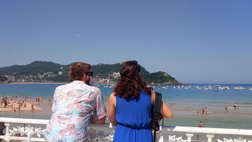 Una pareja contempla las vistas de la Playa de la Concha.