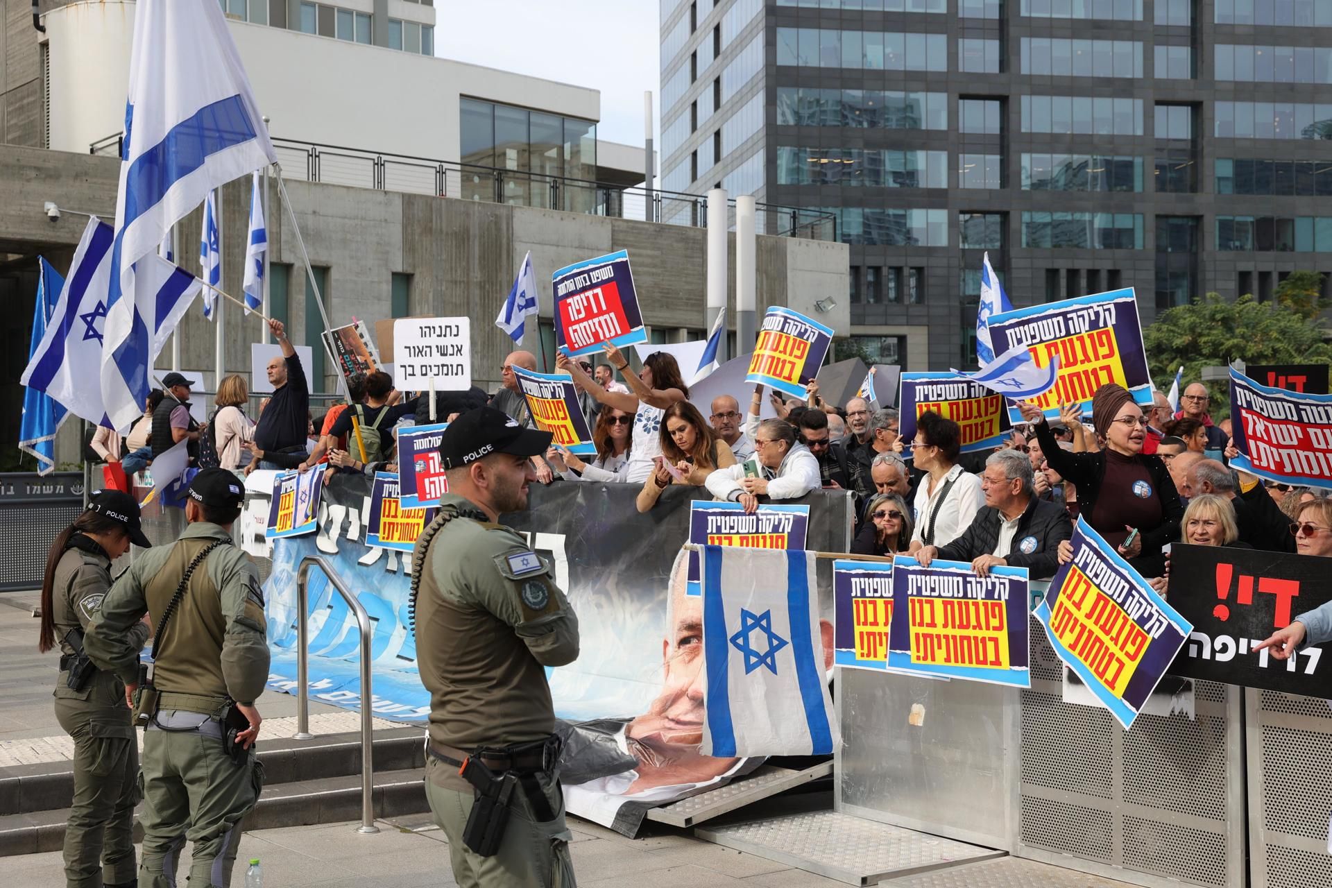 Manifestantes frente al juzgado de Tel Aviv que investiga al primer ministro israelí, Benjamín Netanyahu, por corrupción.