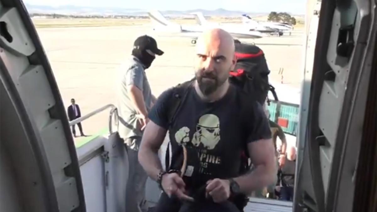 Pablo González embarca en el avión que le llevó a Moscú.