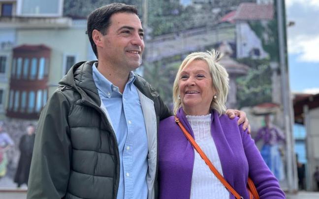Pradales junto a su ama en el barrio santurtziarra de Mamariga. / Cedida Pradales junto a su ama en el barrio santurtziarra de Mamariga.