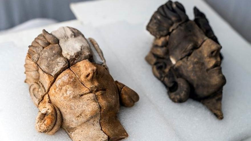Dos de los cinco relieves de rostros humanos tartésicos descubiertos en yacimiento de Casas del Turuñuelo, en Extremadura.
