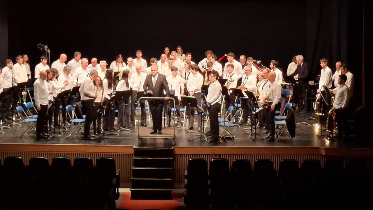 La banda de Arrasate Musikal sobre las tablas del Amaia antzokia.