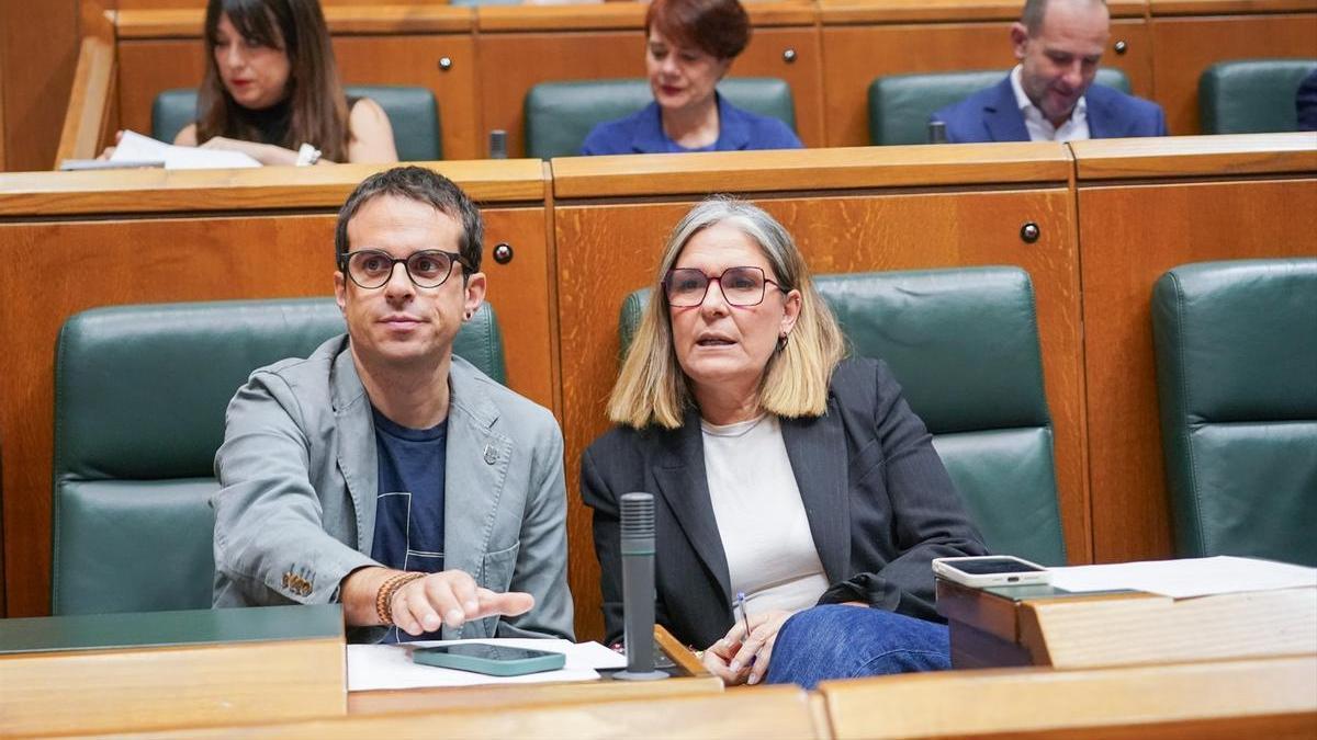 El portavoz parlamentario de EH Bildu, Pello Otxandiano y la portavoz de EH Bildu en el Parlamento Vasco, Nerea Kortajarena, durante el primer pleno ordinario de la legislatura, en el Parlamento Vasco