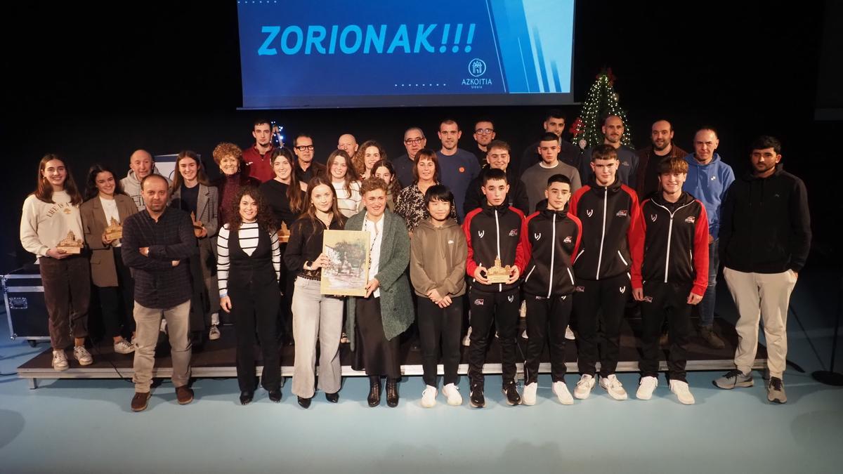 La Gala del Deporte que se celebró en el Elkargunea de Azkoitia se cerró con una foto de grupo.
