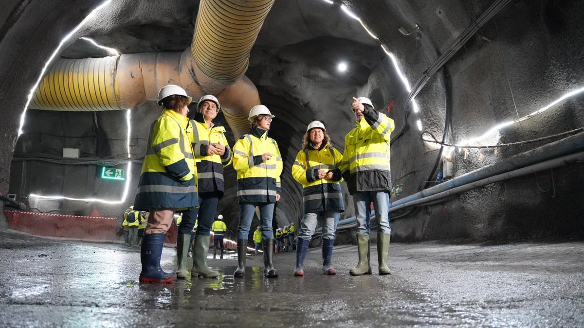 La consejera de Movilidad y la diputada general de Bizkaia en su visita a las obras de metro en Usansolo