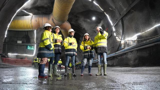 La consejera de Movilidad y la diputada general de Bizkaia en su visita a las obras de metro en Usansolo