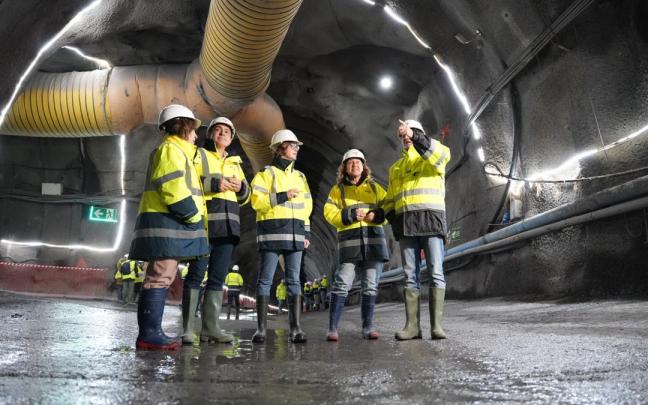 La consejera de Movilidad y la diputada general de Bizkaia en su visita a las obras de metro en Usansolo