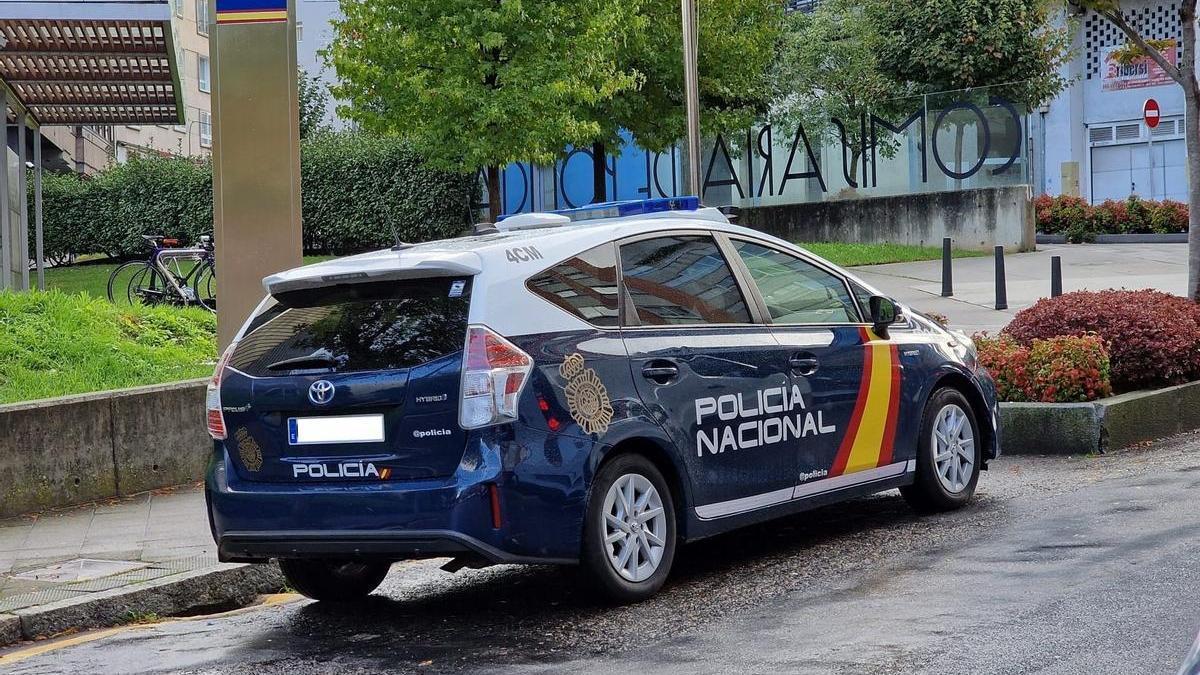 Un vehículo de la Policía Nacional frente a la comisaría de Vigo, en Galicia.