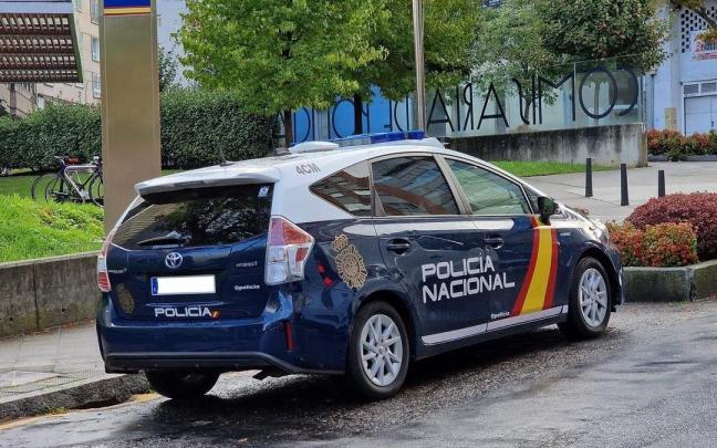 Un vehículo de la Policía Nacional frente a la comisaría de Vigo, en Galicia.