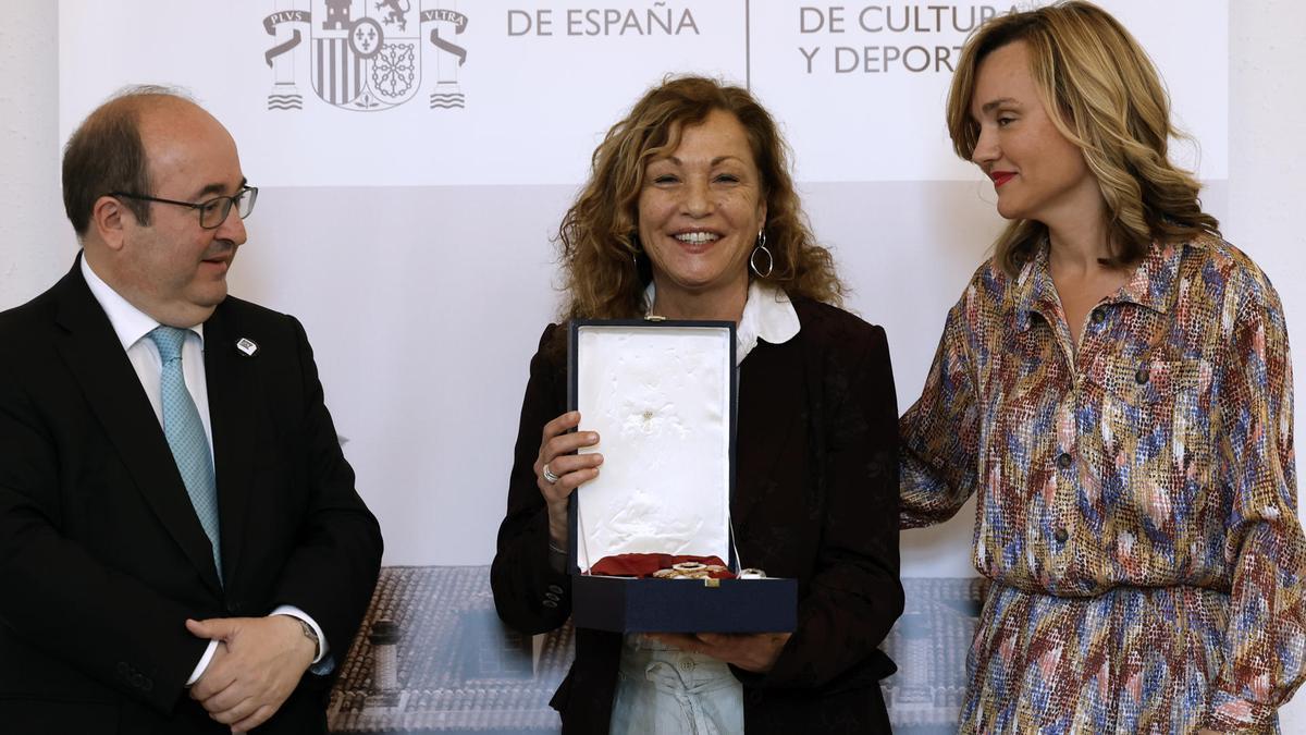 Eulalia Ramón, viuda de Carlos Saura, recogiendo la Cruz de Alfonso X el Sabio concedida al cineasta.