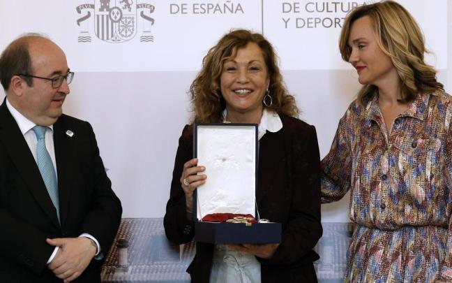 Eulalia Ramón, viuda de Carlos Saura, recogiendo la Cruz de Alfonso X el Sabio concedida al cineasta.