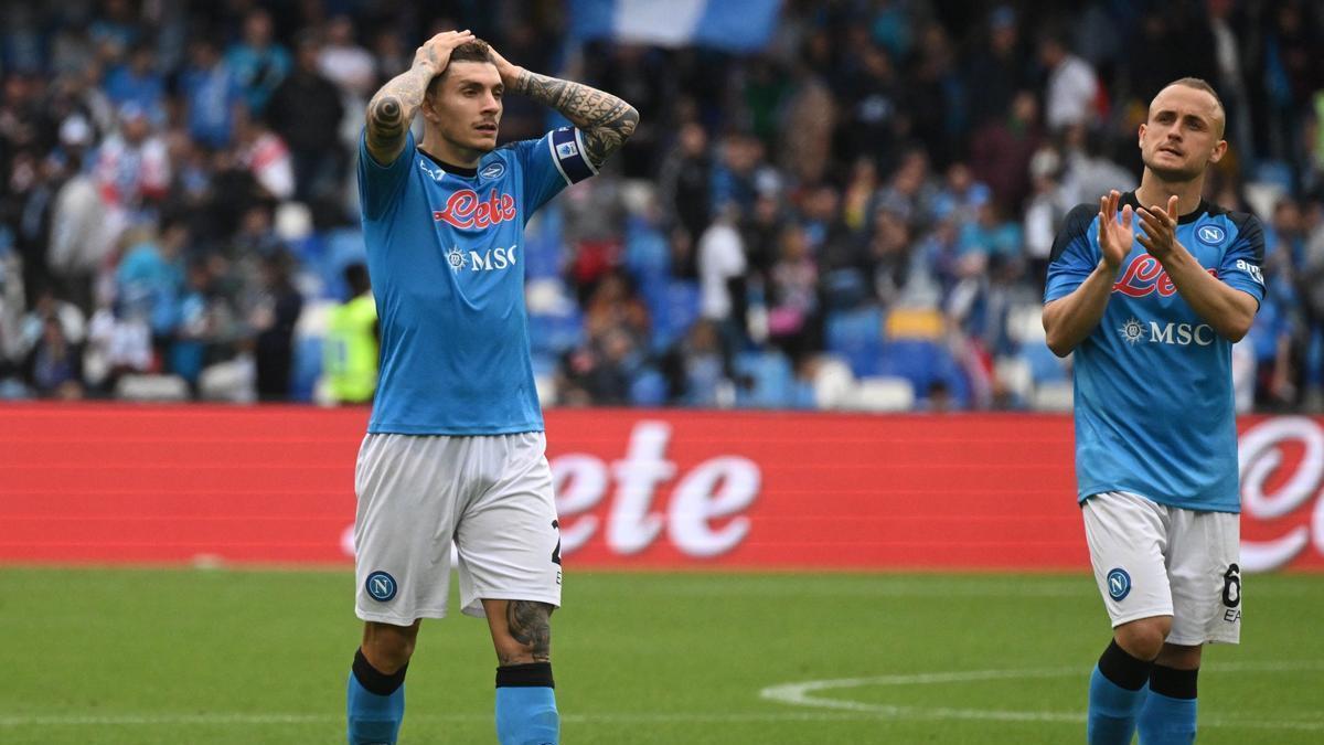 Giovanni Di Lorenzo se lleva las manos a la cabeza en el partido ante el Salernitana.