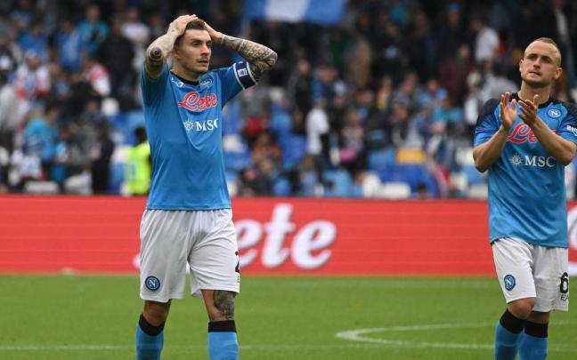 Giovanni Di Lorenzo se lleva las manos a la cabeza en el partido ante el Salernitana.