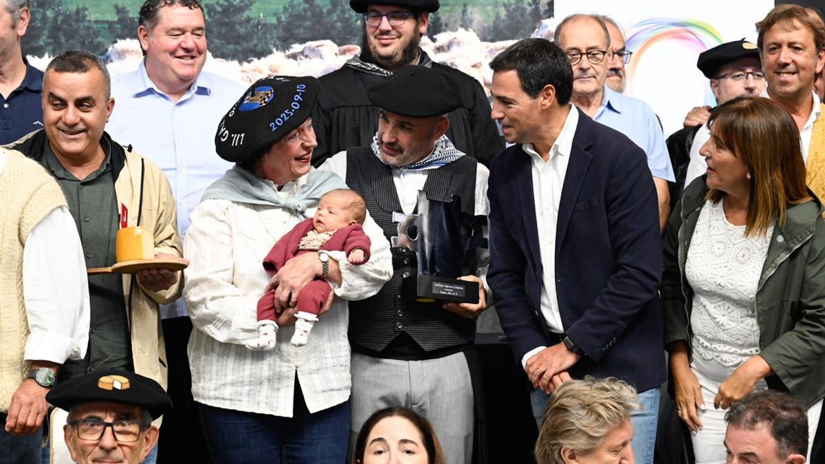 Eli Gorrotxategi, con su nieta, junto al Lehendakari, en el Concurso de Quesos de Ordizia.