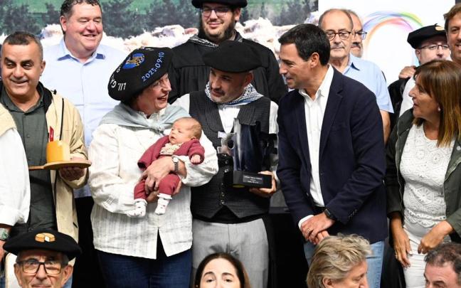 Eli Gorrotxategi, con su nieta, junto al Lehendakari, en el Concurso de Quesos de Ordizia.