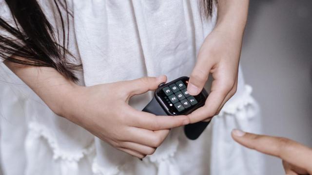 Una niña sostiene un reloj inteligente.