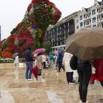 Turistas disfrutan del Museo Guggenheim con lluvia en Bilbao