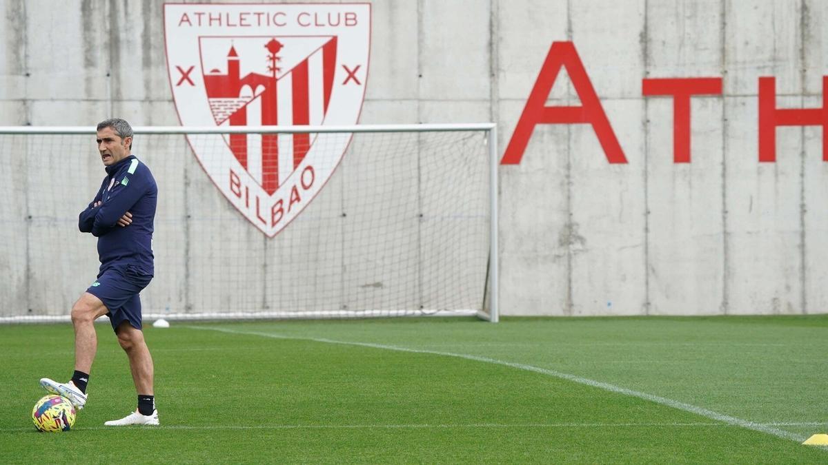 Ernesto Valverde, con el balón, en un entrenamiento de esta semana en Lezama.