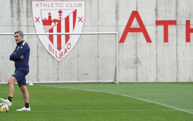 Ernesto Valverde, con el balón, en un entrenamiento de esta semana en Lezama.