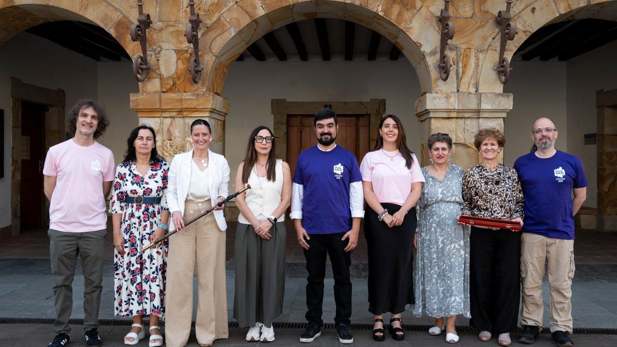 Marijose Arregi estuvo acompañada de la alcaldesa de Azkoitia, Ana Azkoitia, en el homenaje que se le rindió en Legazpi.