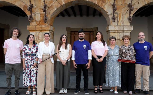 Marijose Arregi estuvo acompañada de la alcaldesa de Azkoitia, Ana Azkoitia, en el homenaje que se le rindió en Legazpi.