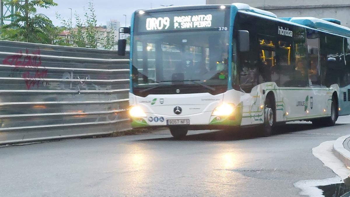 Autobus a su paso por Trintxerpe.