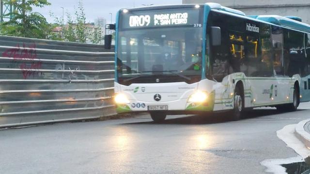 Autobus a su paso por Trintxerpe.