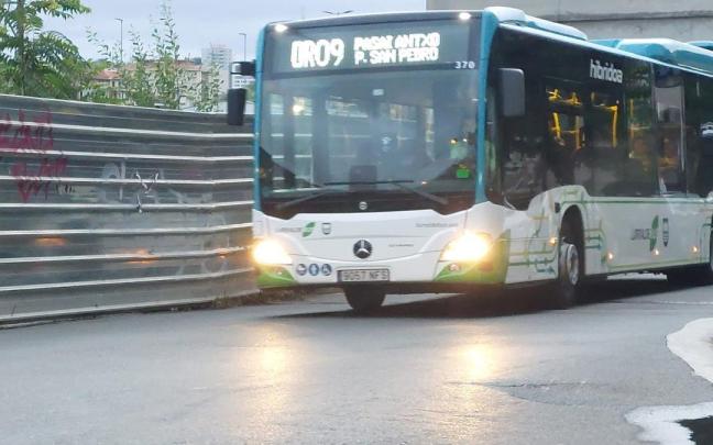 Autobus a su paso por Trintxerpe.
