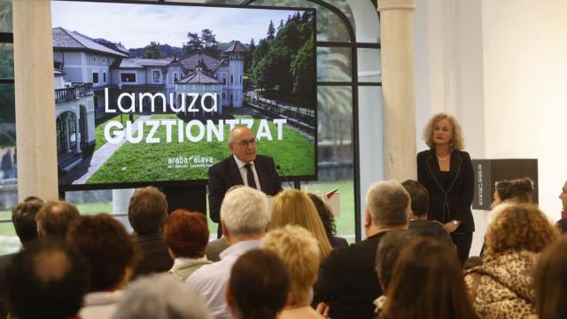 Ramiro Gonzalez la tarde de ayer jueves en la presentación en sociedad de la rehabilitación efectuada en el Palacio Lamuza de Laudio