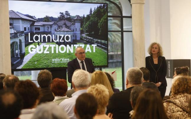 Ramiro Gonzalez la tarde de ayer jueves en la presentación en sociedad de la rehabilitación efectuada en el Palacio Lamuza de Laudio