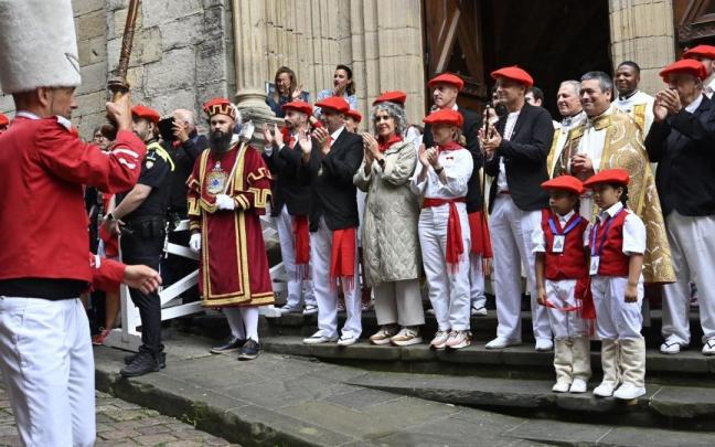 El tambor mayor de Alarde tradicional a su paso por el pórtico de la parroquia, donde se encontraban los representantes políticos.