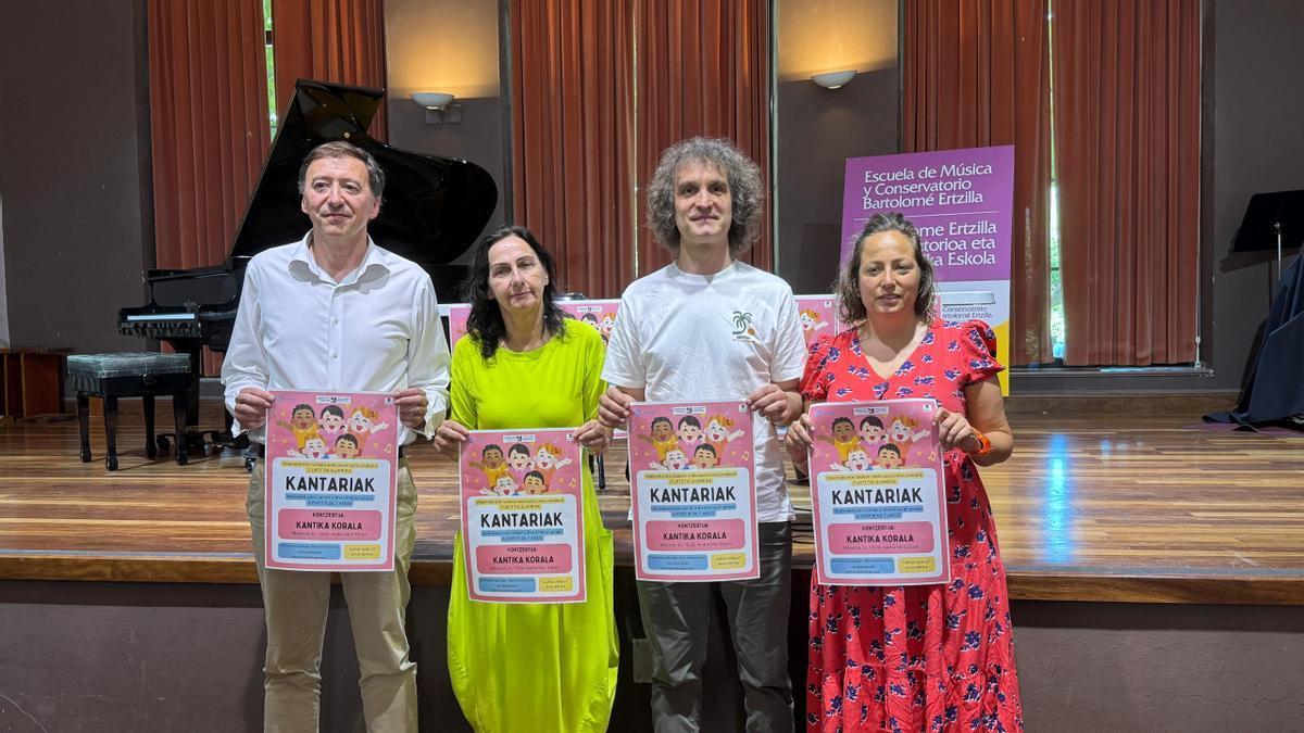 Representantes del Ayuntamiento, la Escuela de Música y el Orfeón Durangués, durante la presentación de este martes.