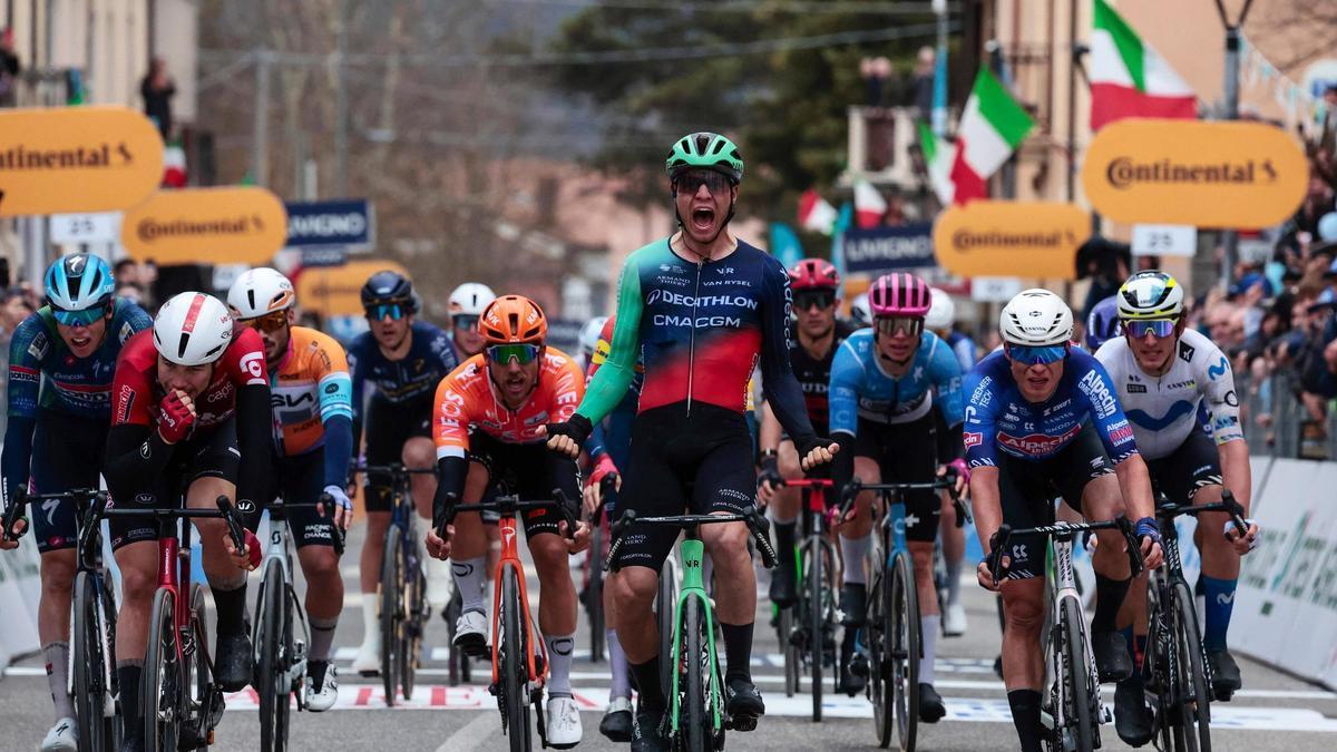 Andresen grita la victoria en la tercera etapa de la Tirreno-Adriático.