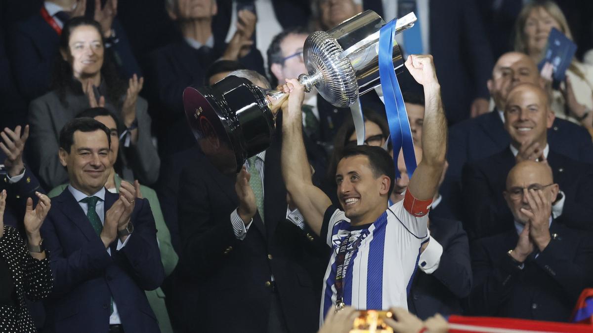 Oyarzabal levanta la Copa.