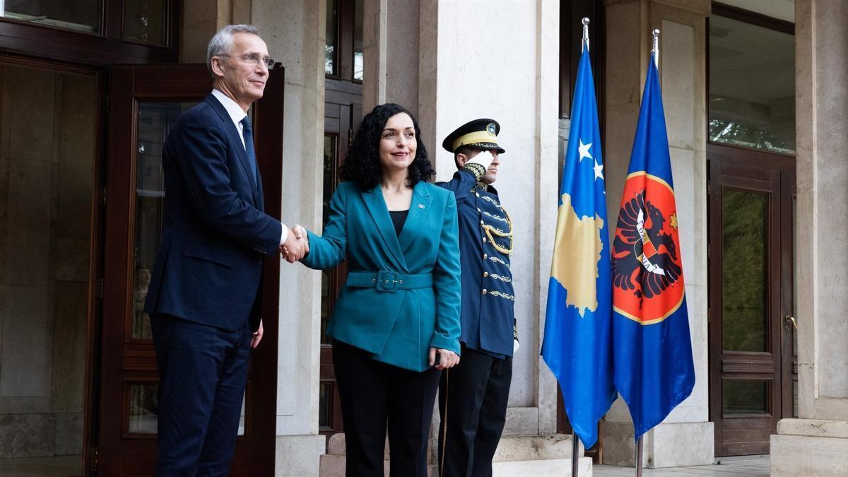 La presidenta de Kosovo, Vjosa Osmani, recibe al secretario general de la OTAN, Jens Stoltenberg.