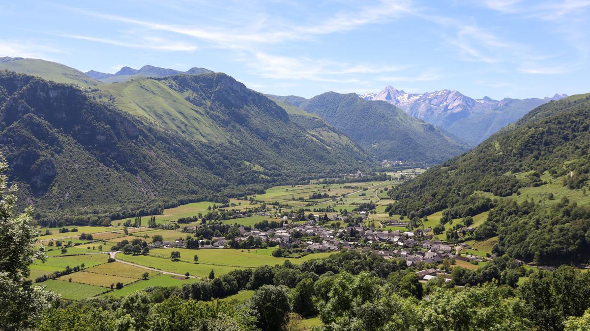 Vista del valle de Ossau desde la ruta de Benou. Al fondo, el pueblo de de Bielle.