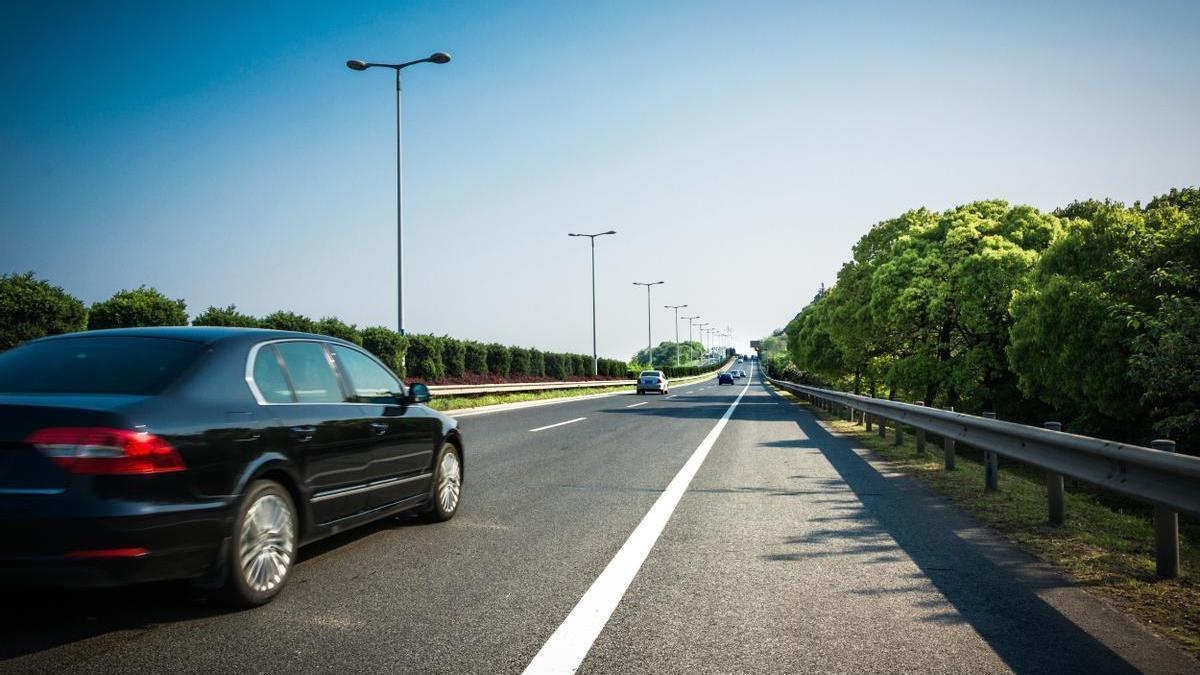 Coche circula por la carretera.