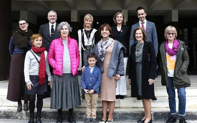 Omenduak eta agintariak Hezkuntza, Filosofia eta Antropologia Fakultatearen kanpoaldean