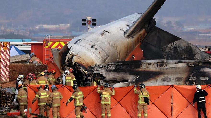 El avión surcoreano siniestrado deja 179 muertos y solo dos supervivientes