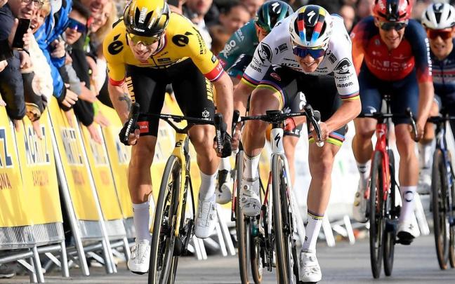 Roglic supera a Evenepoel para liderar la Volta. Roglic supera a Evenepoel para liderar la Volta.