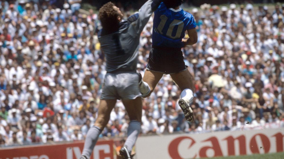 Maradona marca a Inglaterra con la mano en el Mundial de 1986.