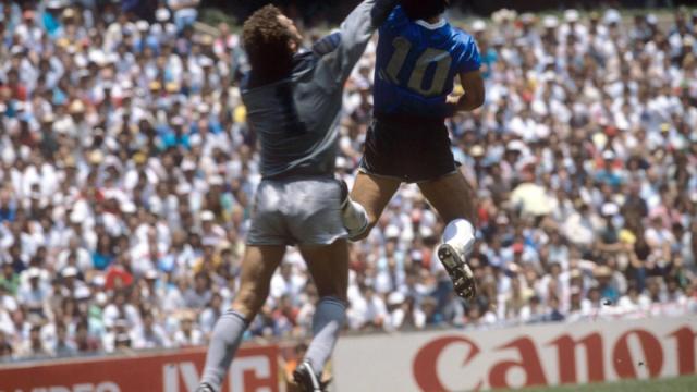 Maradona marca a Inglaterra con la mano en el Mundial de 1986.