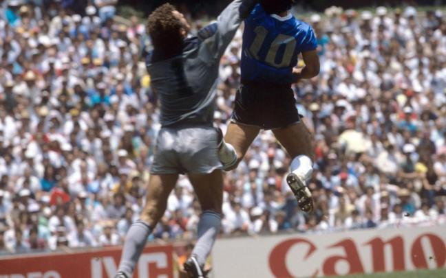 Maradona marca a Inglaterra con la mano en el Mundial de 1986.