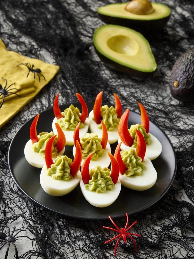 Los huevos diablo de Halloween rellenos de aguacate.