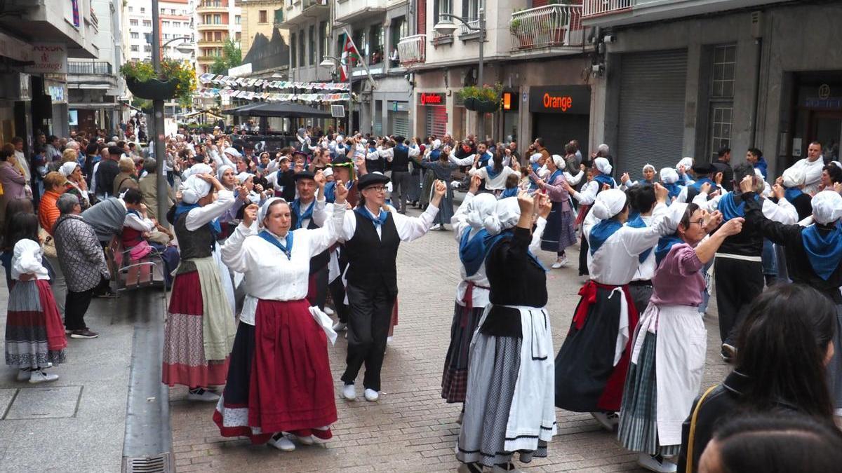 Los bailes vascos frente a la sede del Club Deportivo volverán a ser una de las citas obligadas de la Euskal Jaia.