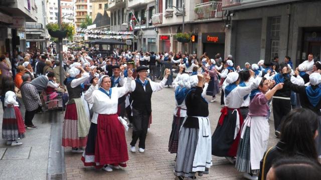 Los bailes vascos frente a la sede del Club Deportivo volverán a ser una de las citas obligadas de la Euskal Jaia.